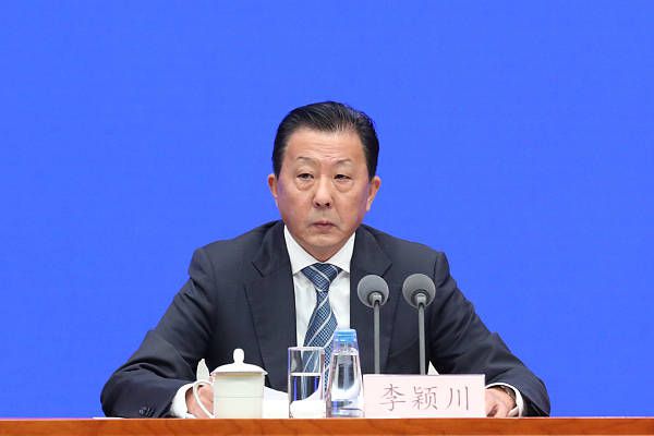 1月份冬窗可能会出现一个有趣的三角关系：皇马和瓦拉内、曼联和斯卡尔维尼、亚特兰大和德拉古辛，不过到目前为止，这些都只是假设。